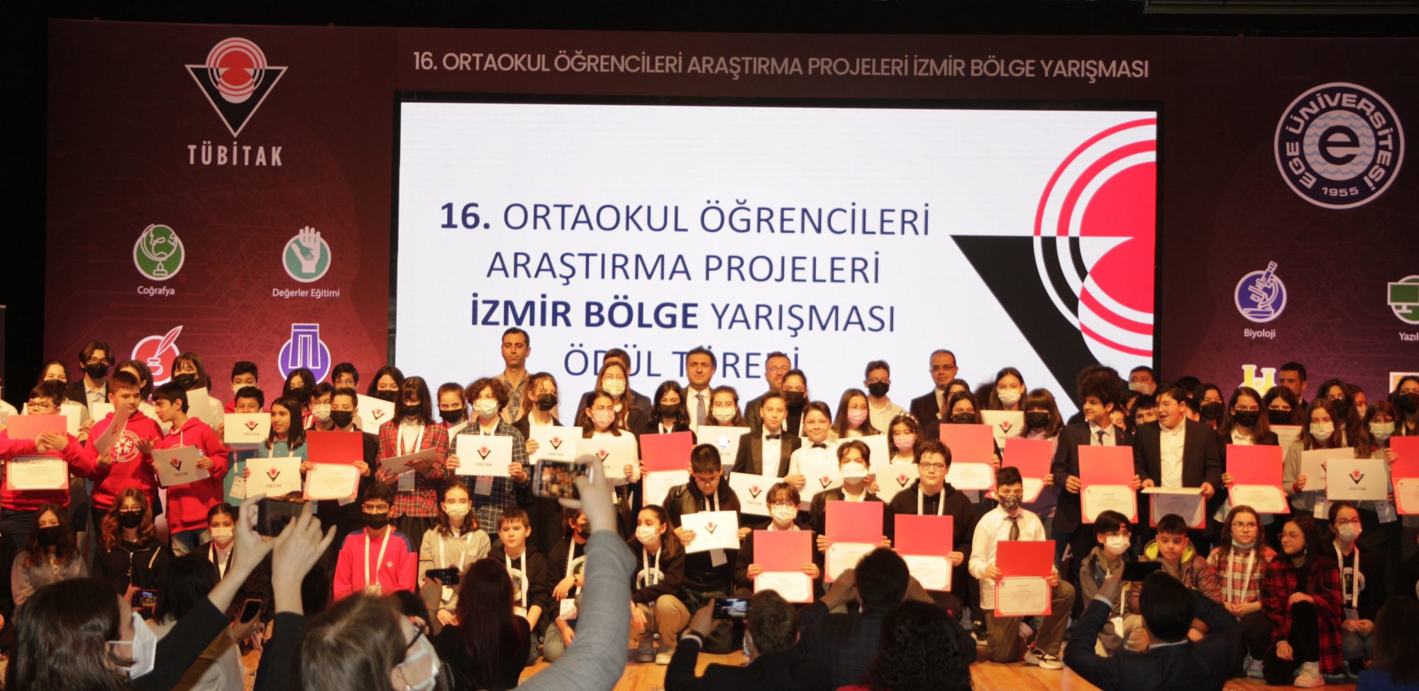 16. Ortaokul Öğrencileri Araştırma Projeleri Yarışması İzmir Bölgesi Finali Ödül Töreni Hatıra Fotoğrafı
